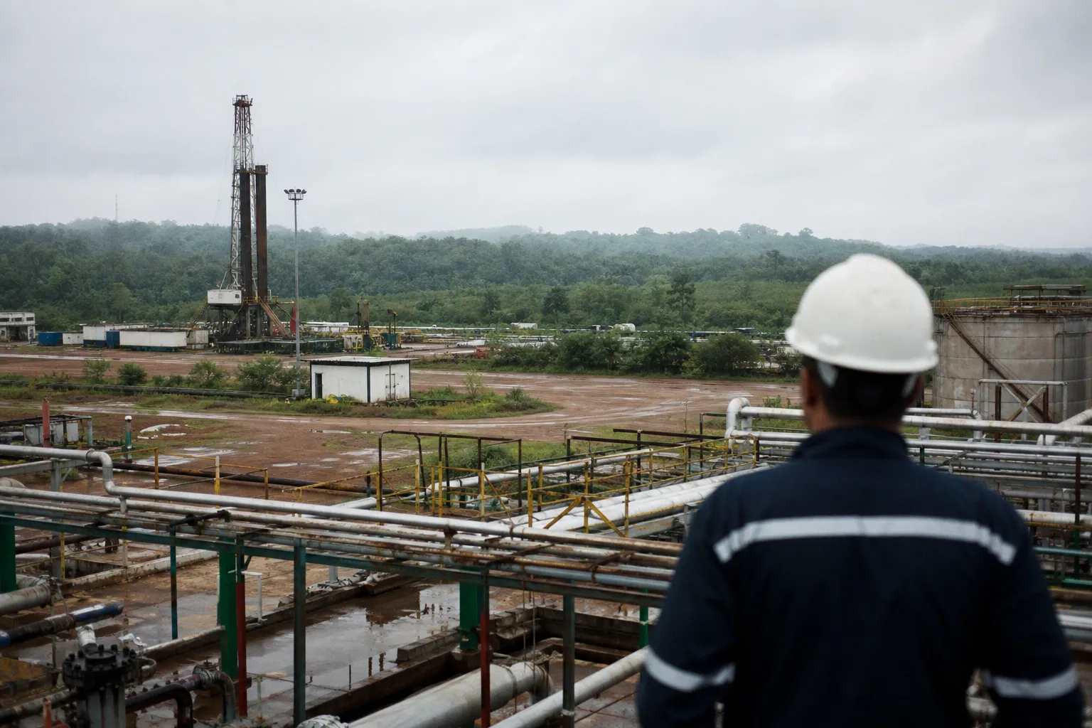 Oil India Ltd. Technical Momentum Shifts Amid Mixed Market Signals